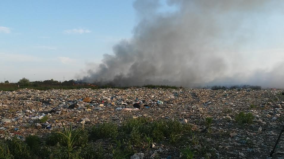 Požar na gradskoj deponiji u Vrbasu – grad i okolne njive nisu u opasnosti