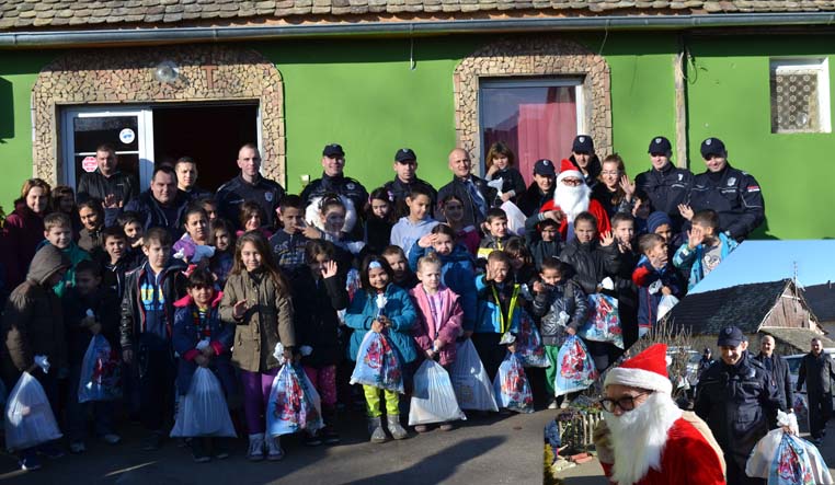 Vrbaski policajci doveli Deda Mraza u Kucuru