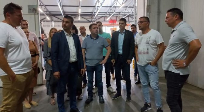 Nedimović i Božić posetili kompaniju „Novi Trading NS“ u Zmajevu