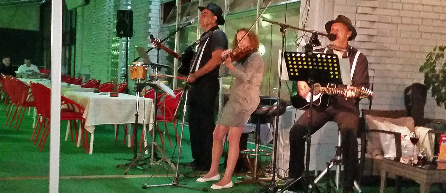 Muzika u letnjoj bašti restorana CFK