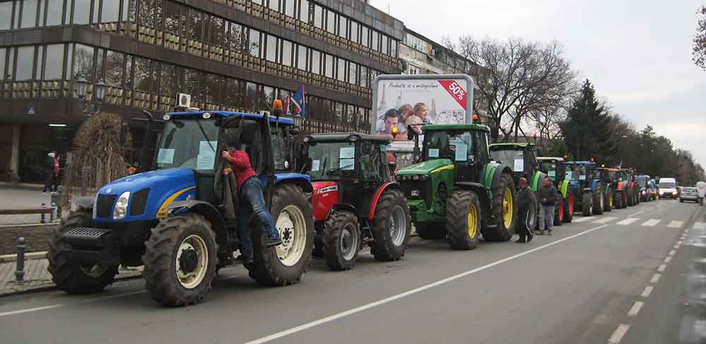 Traktorima ispred opštine