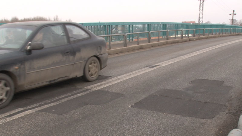 U toku krpljenje udarnih rupa na putevima u opštini Vrbas