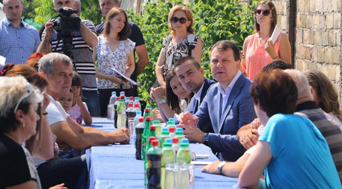 Predsednik Pokrajinske vlade na Svetski dan izbeglica posetio Kucuru