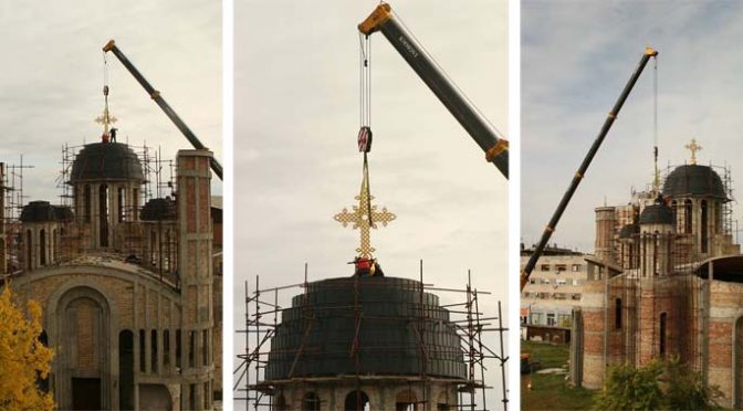 Postavljeno devet krstova na hramu Svetog Vaznesenja Hristovog