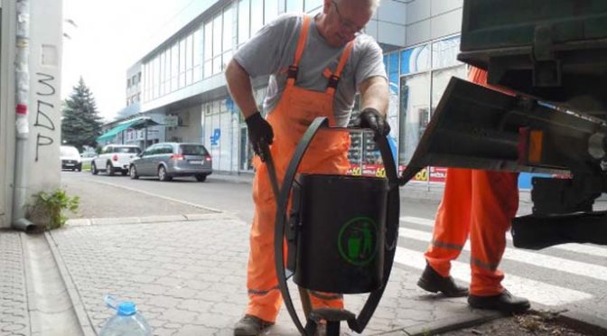 Komunalci remontuju kante koje su nesavesni građani polomili