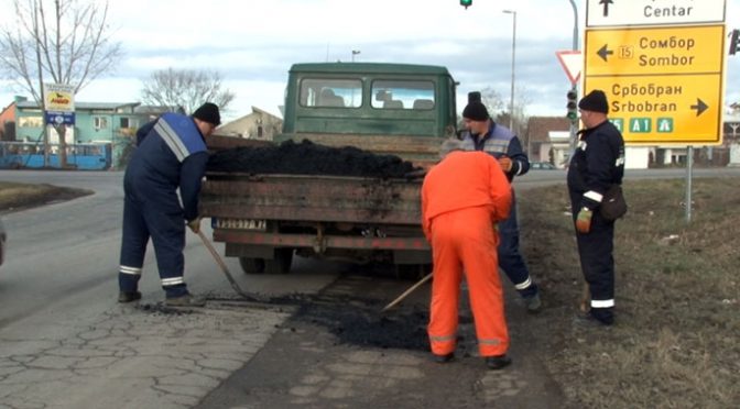 U toku saniranje udarnih rupa hladnom asfaltnom masom