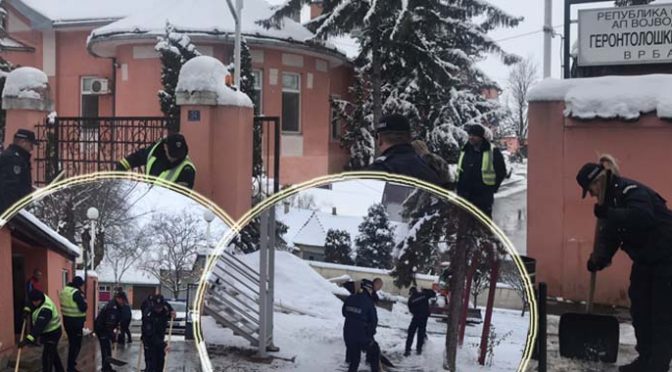 Združena akcija – Policajci čistili sneg u Gerontološkom centru