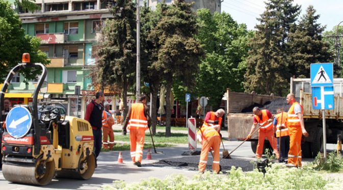 Postavljeni „ležeći policajci” kod supermarketa Idea