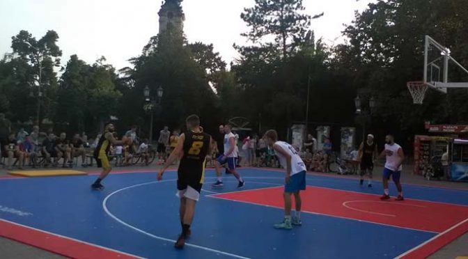 Turnir u basketu 3×3 okupio na gradskom trgu u Vrbasu 21 ekipu