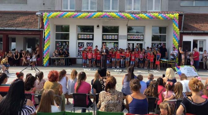 U ponedeljak počinje nova školska godina – Održani prijemi za prvake